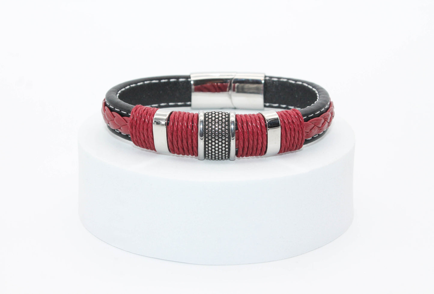 PULSERA CABALLERO PIEL NEGRA PLACAS PLATEADAS HILO Y TRENZA ROJA; BROCHE PLATEADO