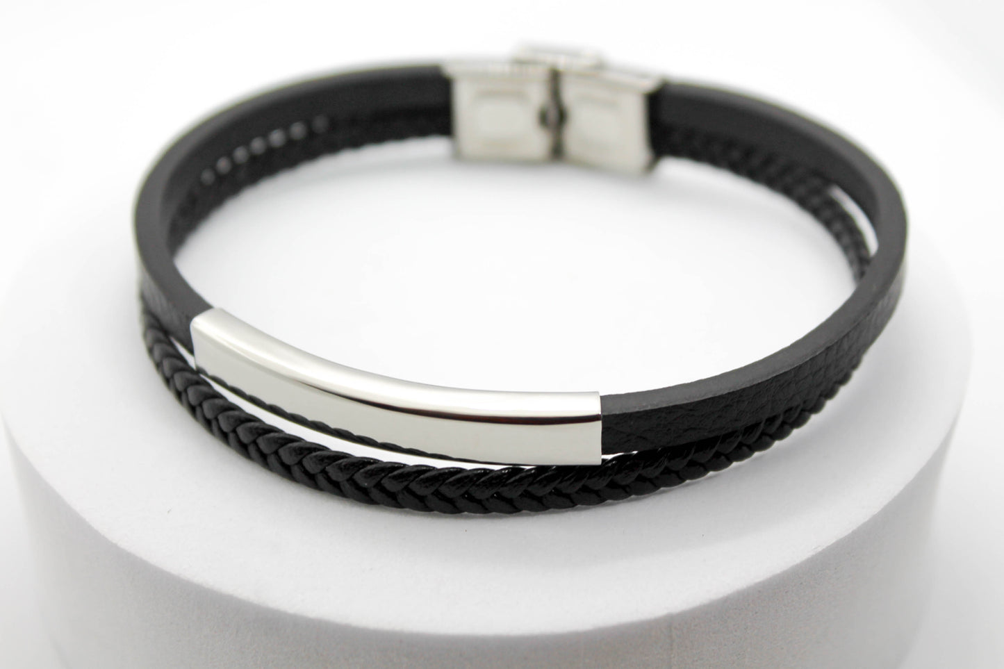 PULSERA CABALLERO PIEL NEGRA DOBLE PLANA Y TRENZADA PLACA ACERO; TONO PLATEADO