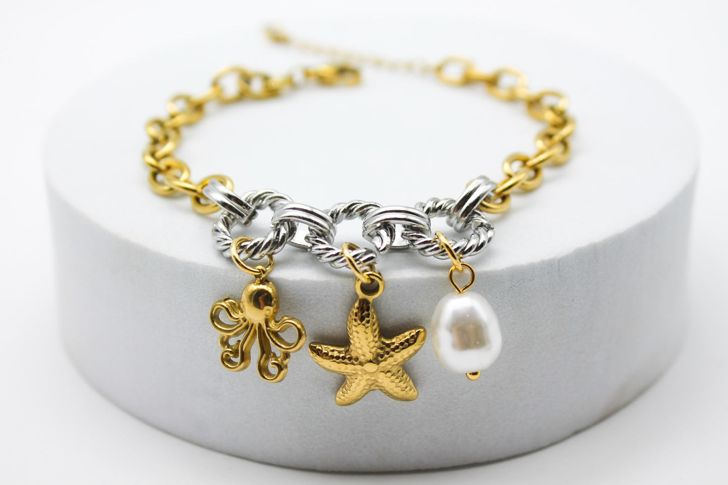 PULSERA ESTRELLA DE MAR, PULPO Y PERLA; TONOS PLATEADO Y DORADO