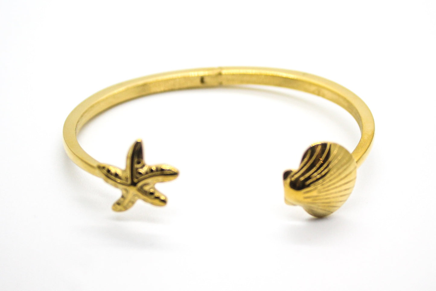 BRAZALETE ABIERTO CONCHA Y ESTRELLA DE MAR; TONO DORADO