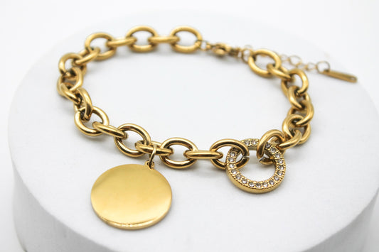PULSERA ESLABONES GRUESOS, DONA CIRCONIAS, PLACA CIRCULAR; TONO DORADO