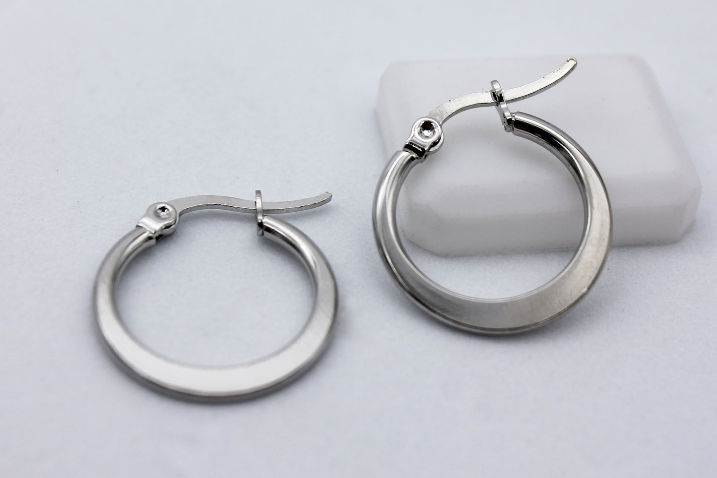 ARRACADA BASICA PLANA 25MM; TONO PLATEADO