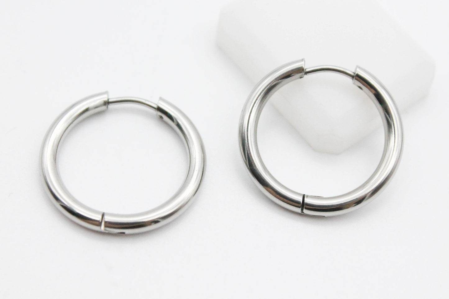 HUGGIE TUBULAR 20MM TONO PLATEADO