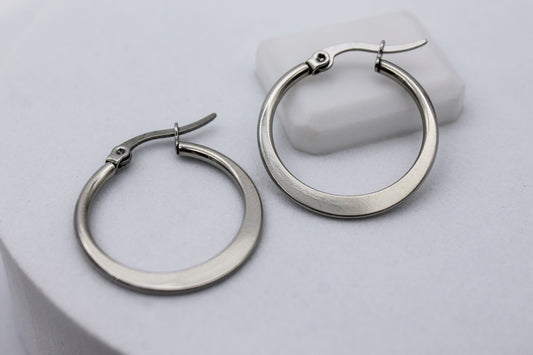 ARRACADAS BASICAS PLANAS 20MM; TONO PLATEADO