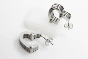 ARETES CORAZON LINEAS 5 DIMENSIONES TORNILLO, TONO PLATEADO, 15MM