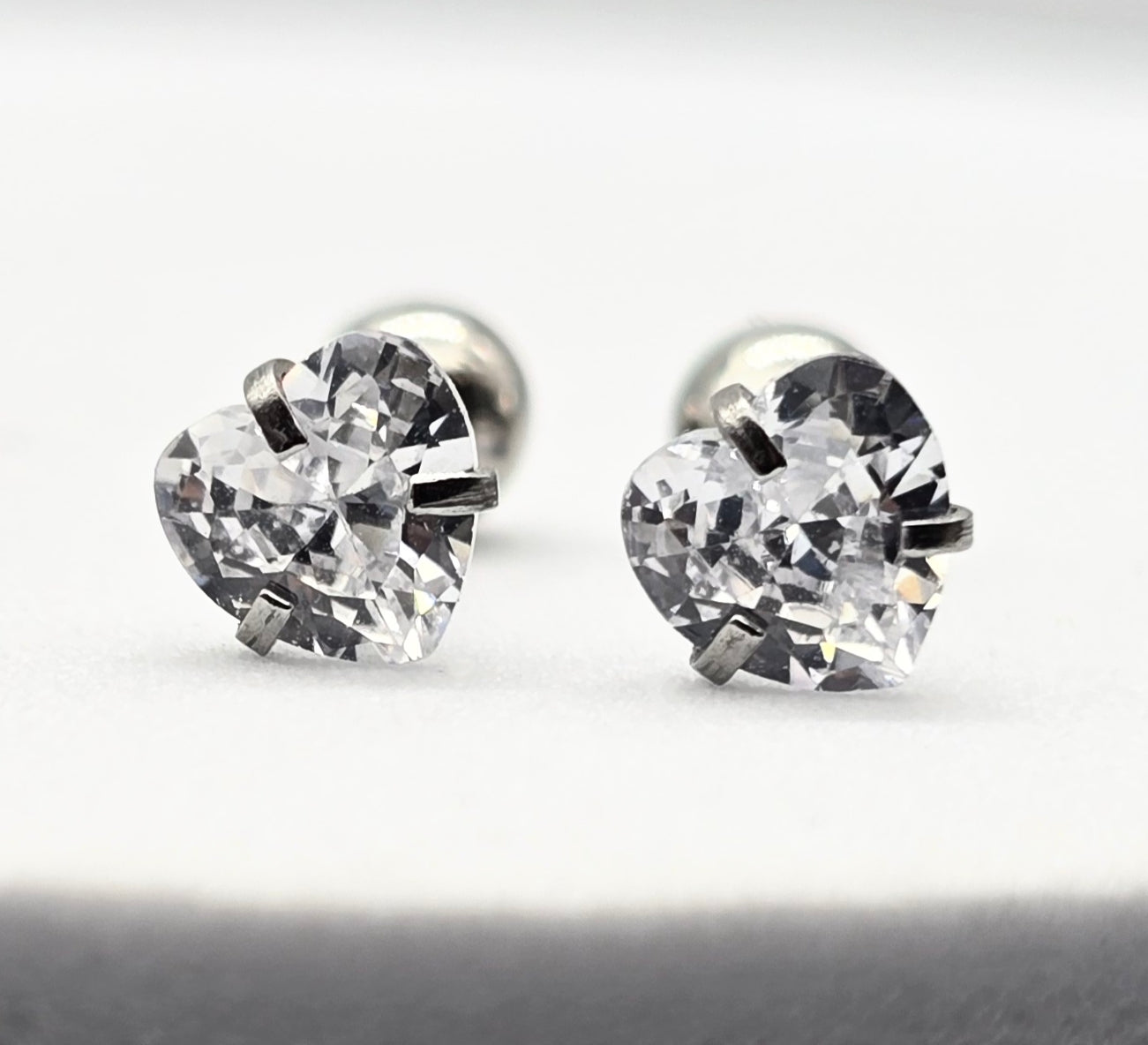 BROQUEL CIRCONIA CORAZON 5 MM CON TOPE DE ROSCA; TONO PLATEADO