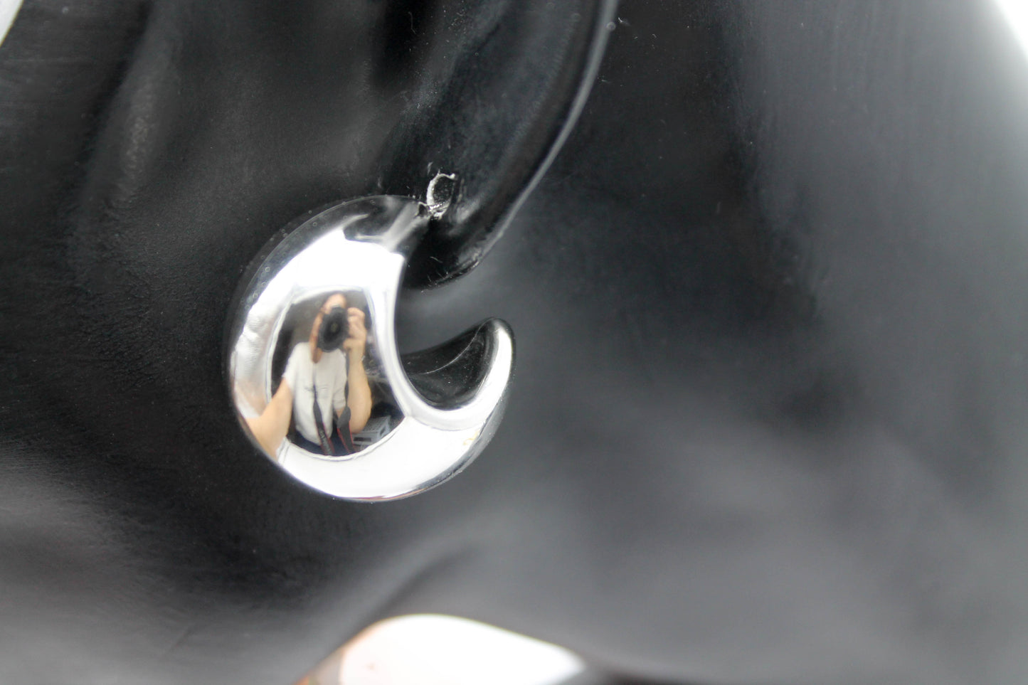 ARETES MEDIA LUNA CHUNKY 25MM HUECA, TONO PLATEADO