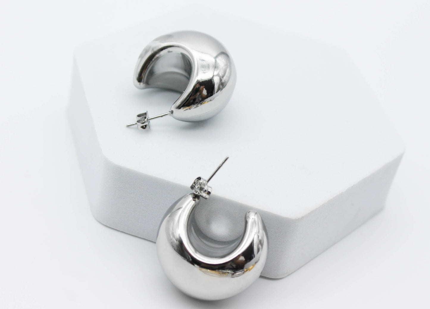 ARETES MEDIA LUNA CHUNKY 25MM HUECA, TONO PLATEADO