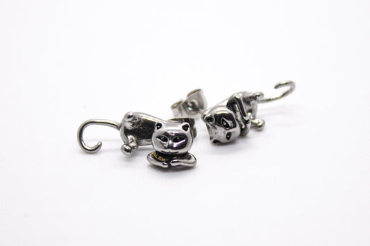 ARETES GATO ASOMA COLITA; TONO DORADO
