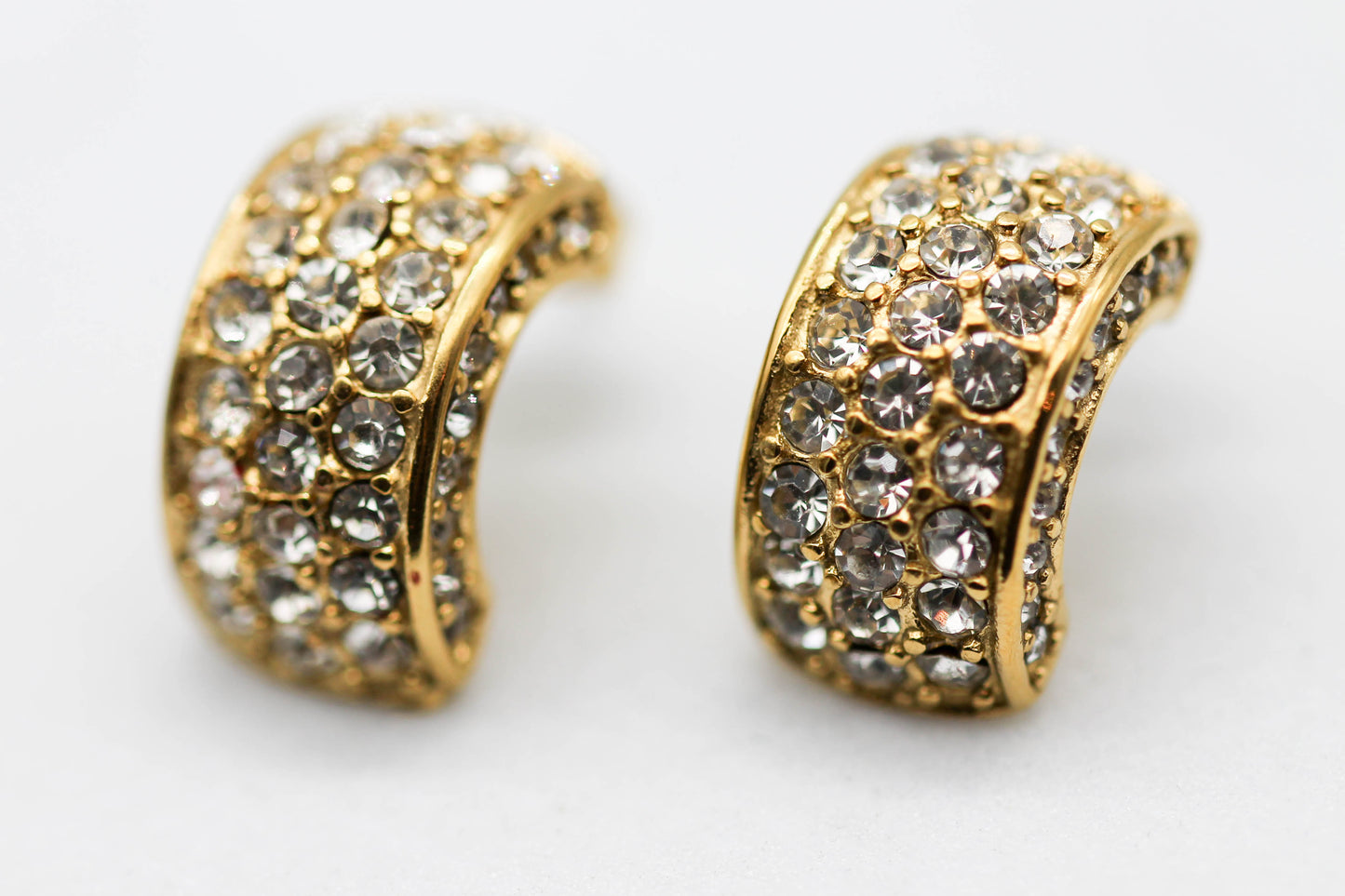 *ARETES ARCO CIRCONIAS; TONO DORADO*
