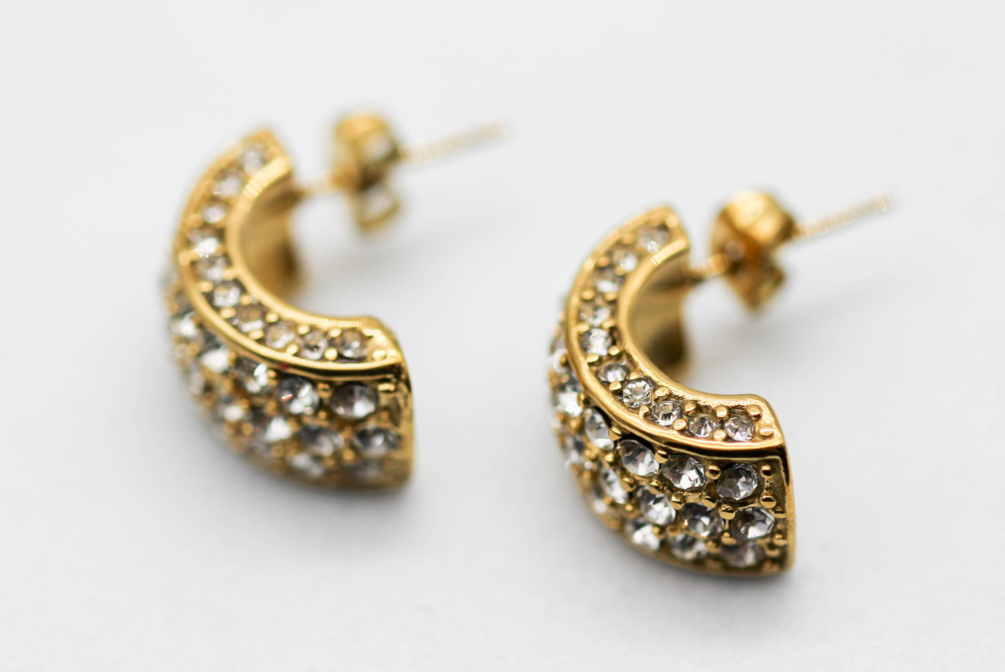 *ARETES ARCO CIRCONIAS; TONO DORADO*