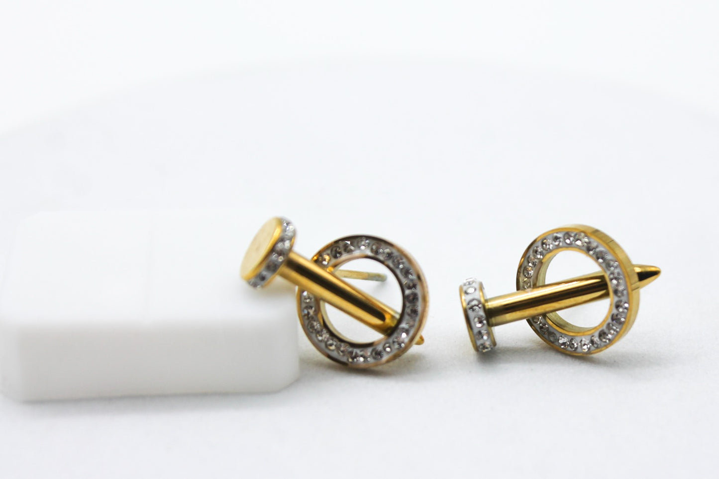 BROQUEL CLAVO EN ARO CIRCONIAS 17MM; TONO DORADO