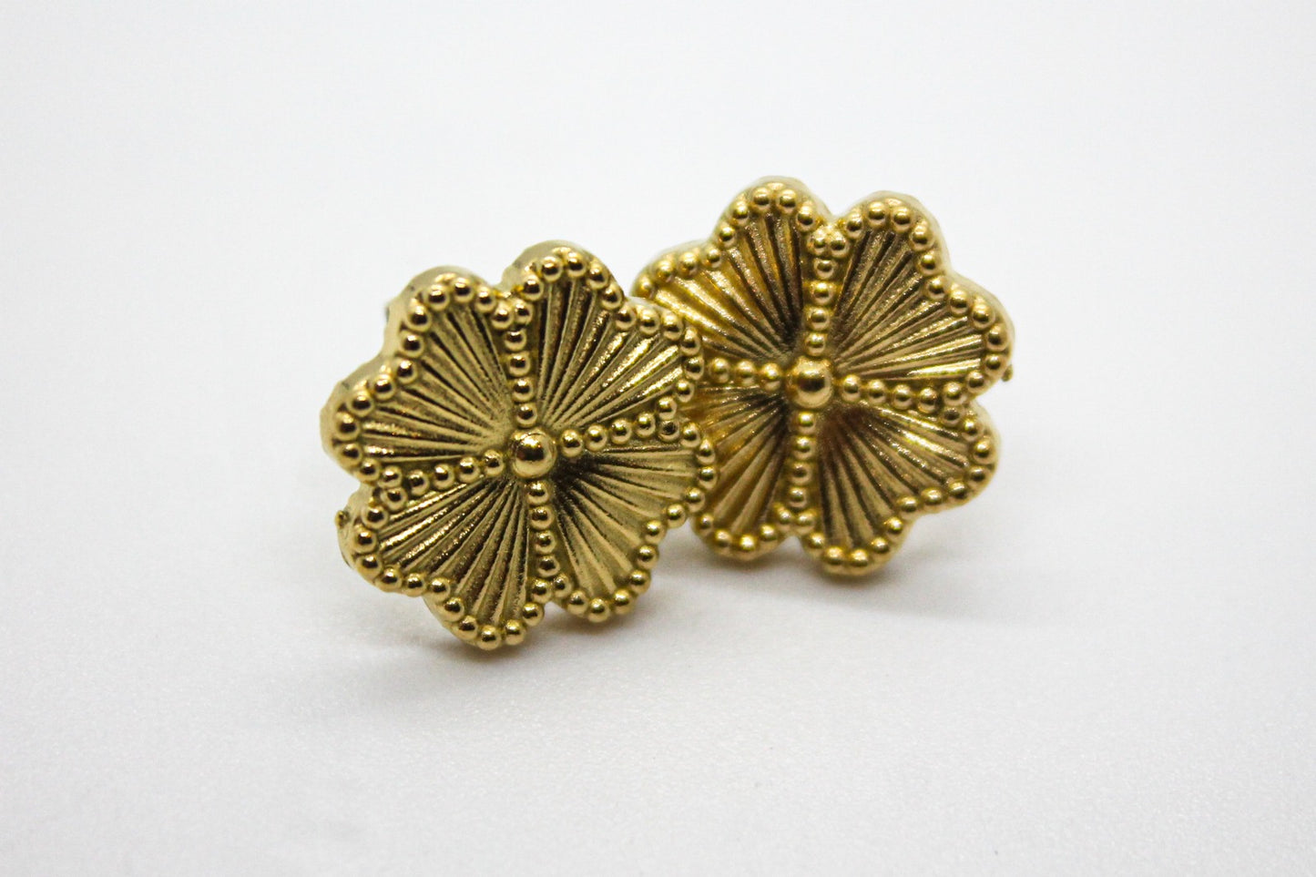 BROQUEL FLOR CUATRO CORAZONES 15MM; TONO DORADO