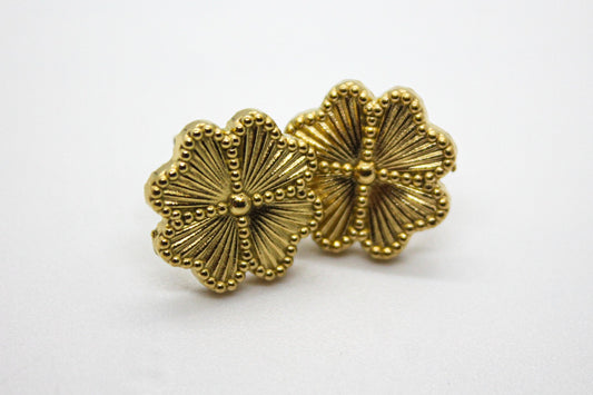 BROQUEL FLOR CUATRO CORAZONES 15MM; TONO DORADO