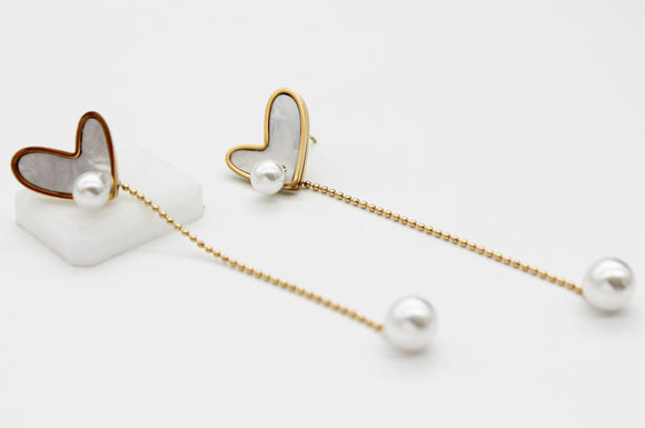 ARETES LARGOS, CORAZON MADRE PERLA ESFERITAS, TONO DORADO, 6.5 CM DE LARGO