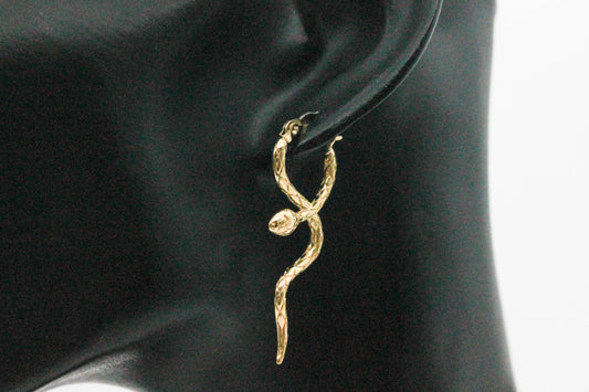 ARETES LARGOS SERPIENTE CRUZADA CON TEXTURA, TONO DORADO