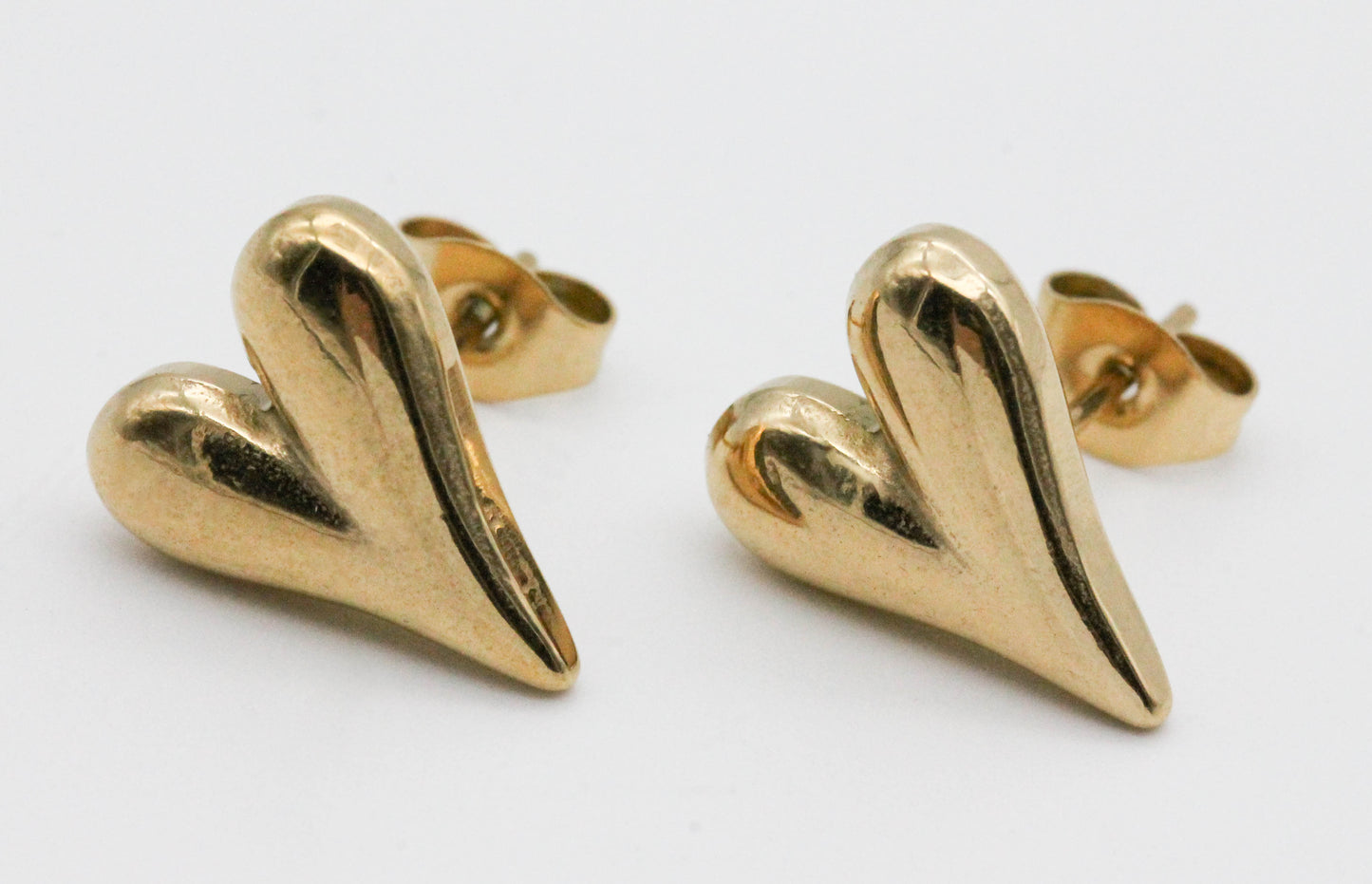 BROQUEL CORAZON RESALTADO ALARGADO, SOLIDO 15MM; TONO DORADO