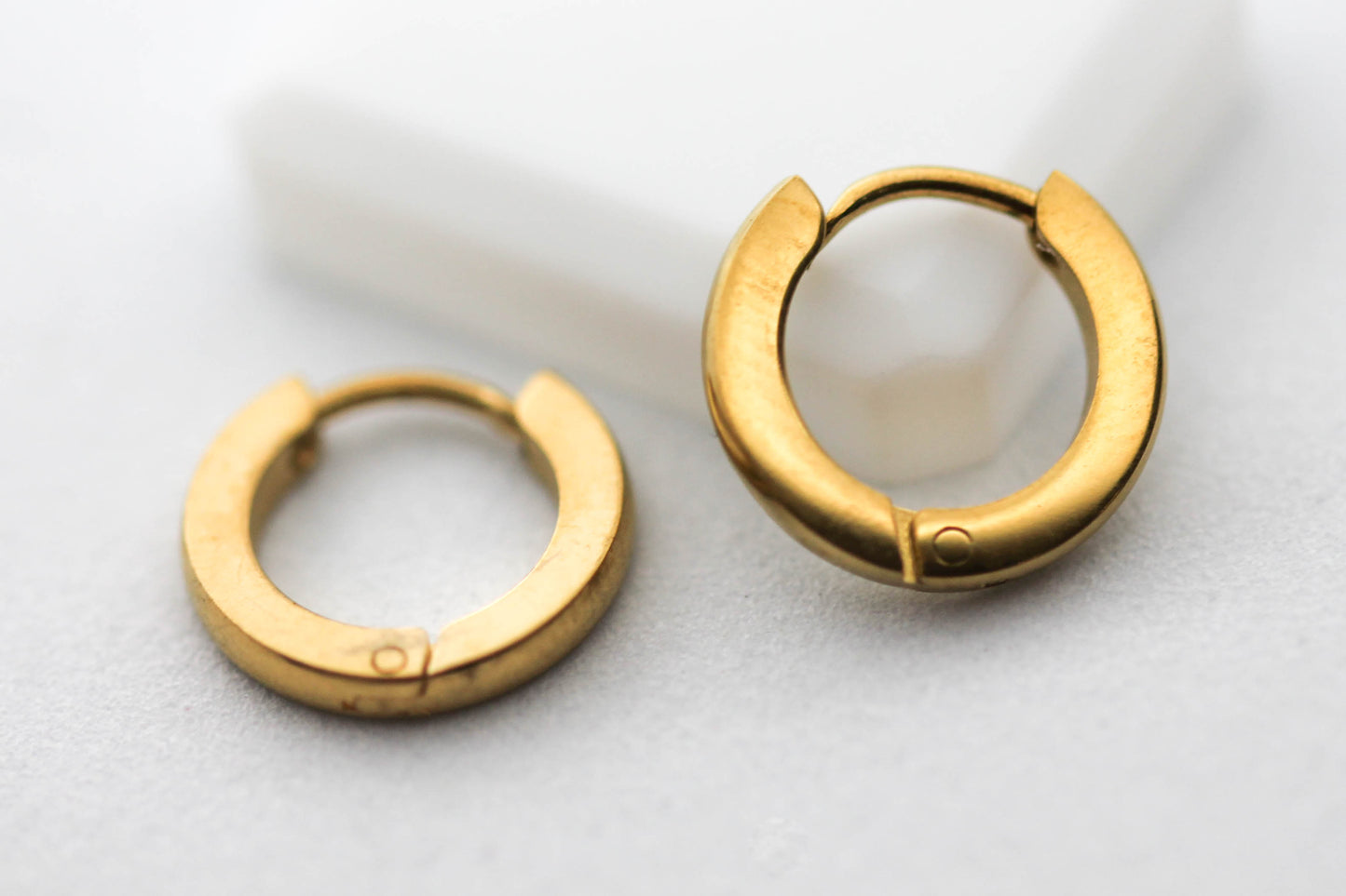 HUGGIES LISO PLANO 13X3MM; TONO DORADO