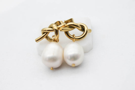 ARETES NUDO PERLA DE RIO; TONO DORADO