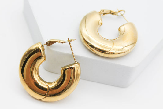 ARRACADAS PLANAS LINEA AL CENTRO 31MM; TONO DORADO