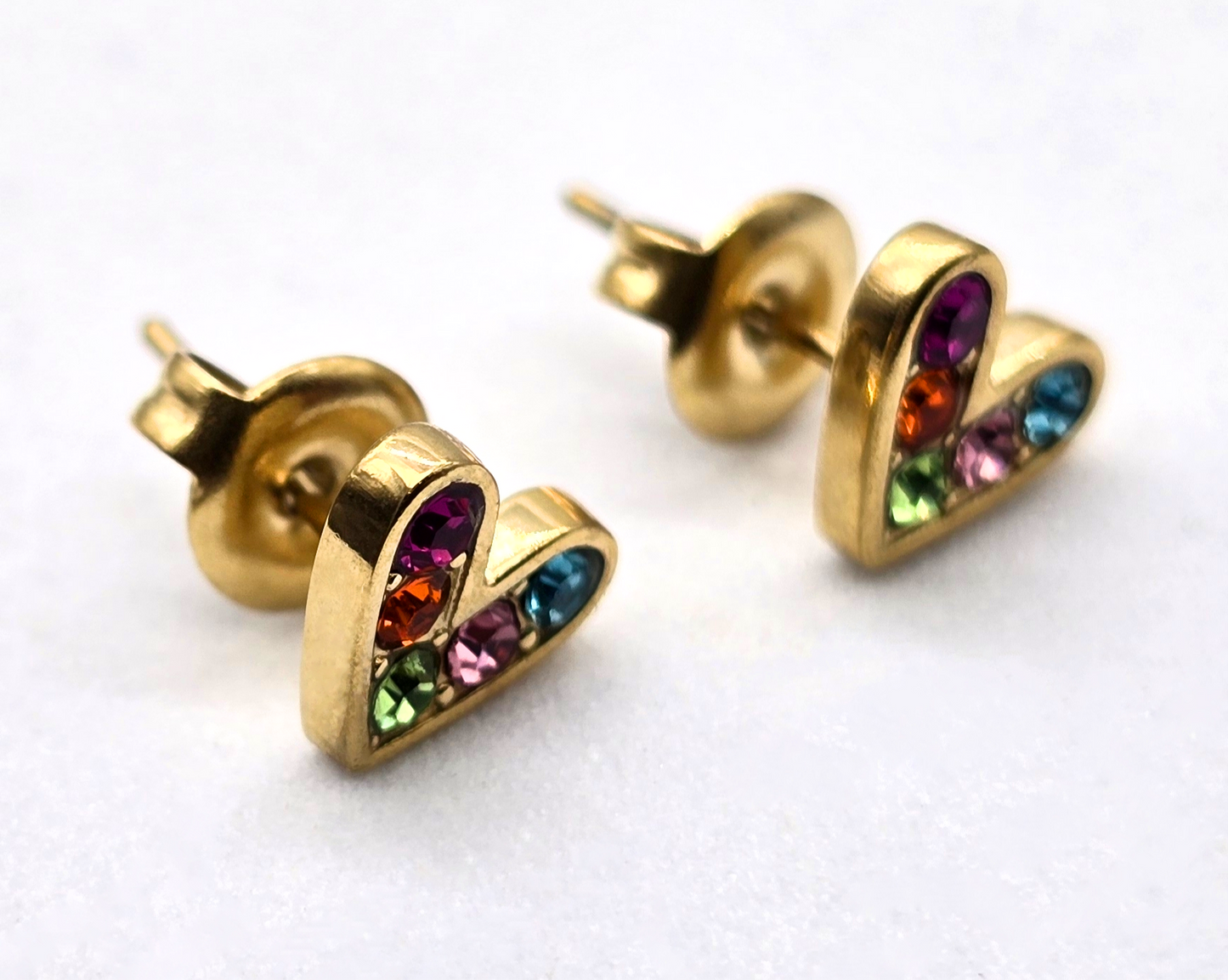 BROQUELES CORAZONES CIRCONIAS COLORES 8 MM; TONO DORADO