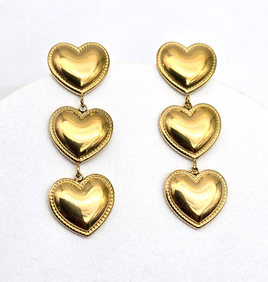 ARETES 4.5 CMS LARGO 3 CORAZONES 12MM C/U; TONO DORADO