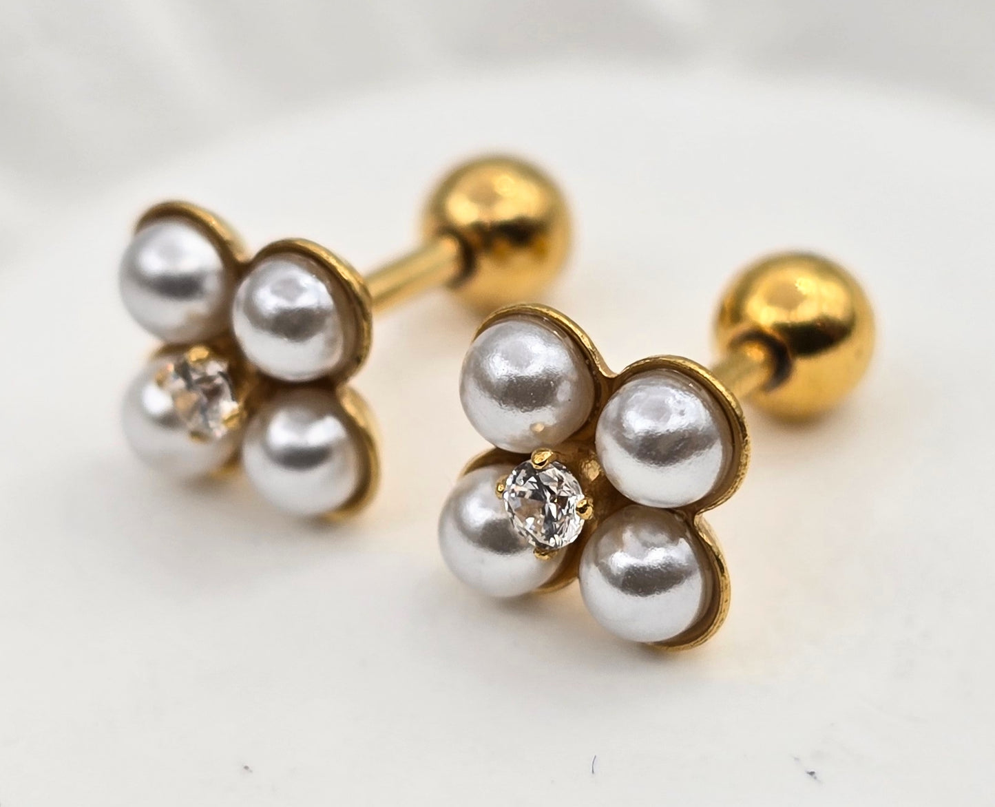 BROQUEL CUATRO PERLAS CIRCONIA AL CENTRO 5X5MM CON TOPE DE ROSCA; TONO DORADO