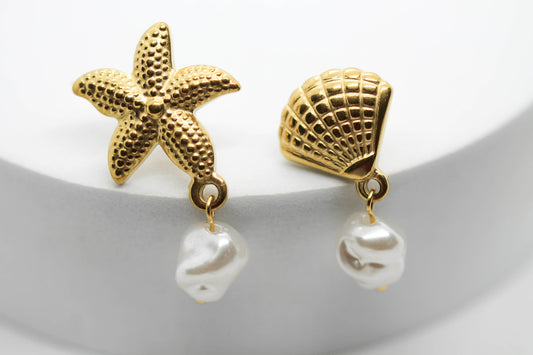 ARETES CONCHA Y ESTRELLA DE MAR PERLA SINTETICA; TONO DORADO