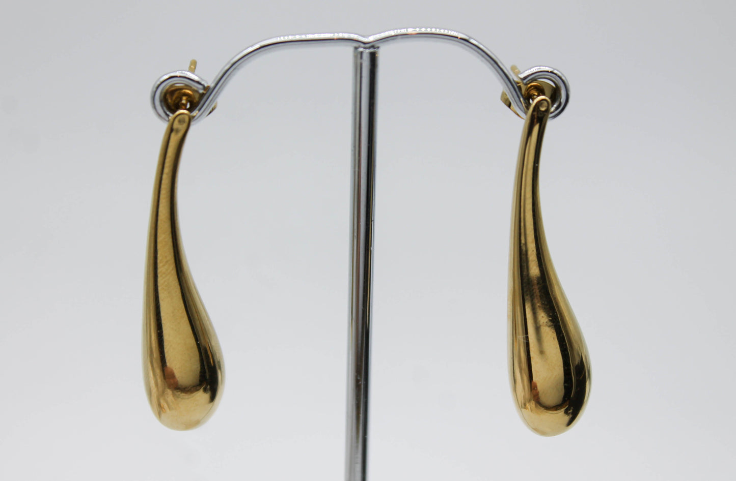ARETES GOTA ALARGADA 36MM; TONO DORADO