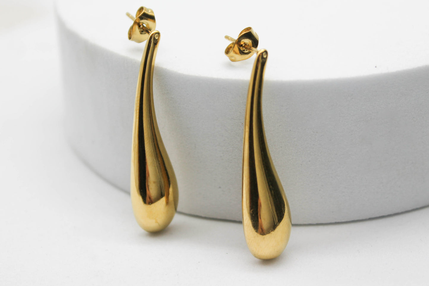 ARETES GOTA ALARGADA 36MM; TONO DORADO