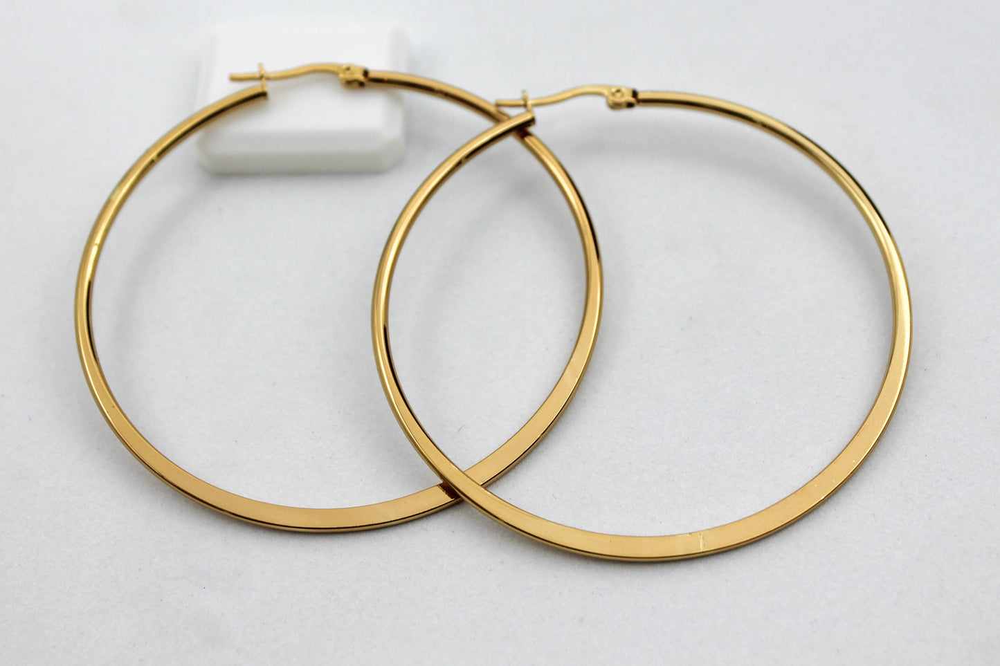 ARRACADAS BASICAS PLANAS 60MM; TONO DORADO