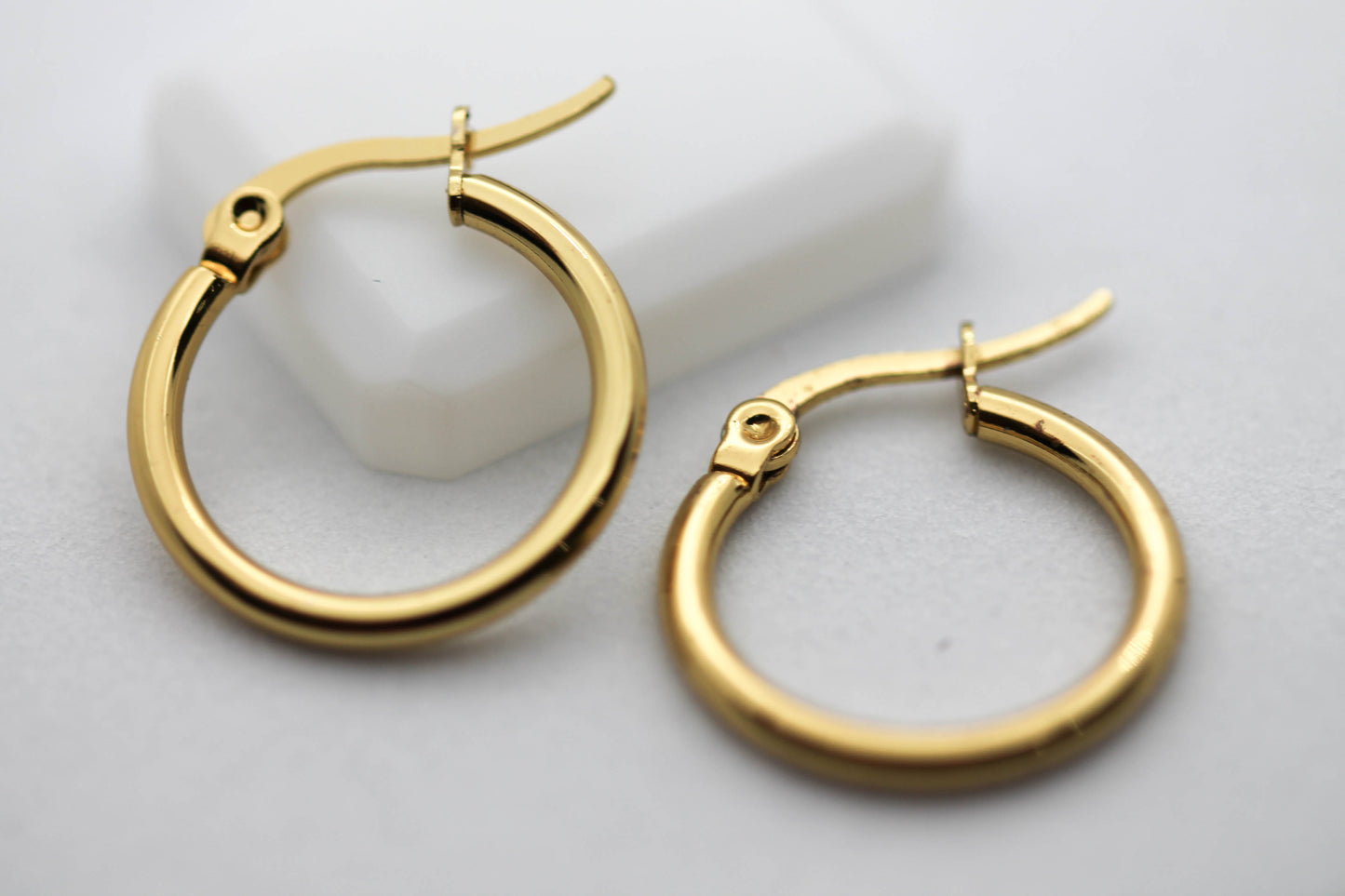 ARRACADAS BASICAS TUBULAR 20MM; TONO DORADO