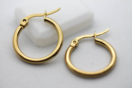 ARRACADAS BASICAS TUBULAR 20MM; TONO DORADO