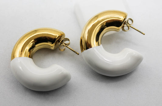 *MEDIA ARRACADA CHUNCKY MITAD ESMALTE BLANCO; TONO DORADO*