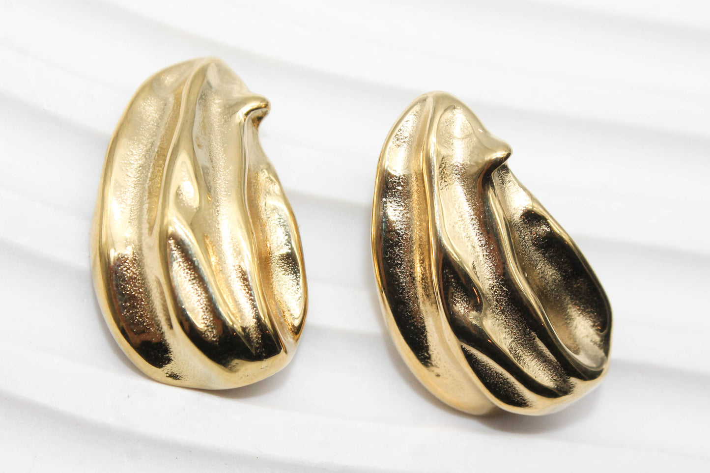 ARETES GOTA LARGA BV CORRUGADA 30MM; TONO DORADO