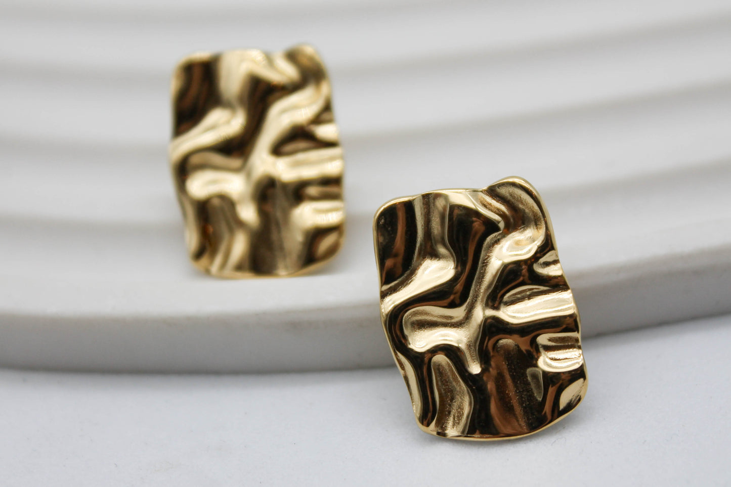 ARETES RECTANGULARES CORRUGADOS 20x14MM; TONO DORADO