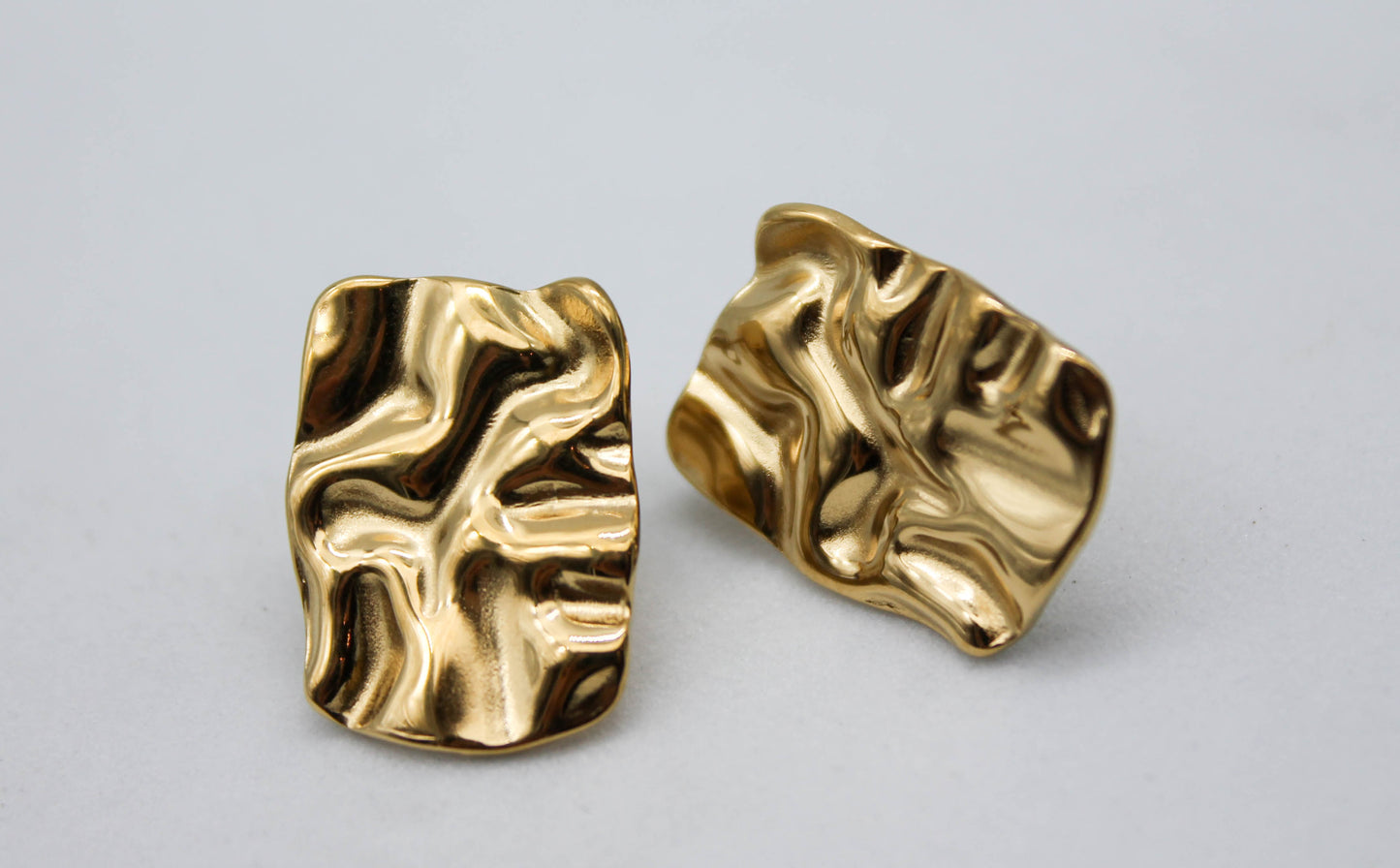 ARETES RECTANGULARES CORRUGADOS 20x14MM; TONO DORADO