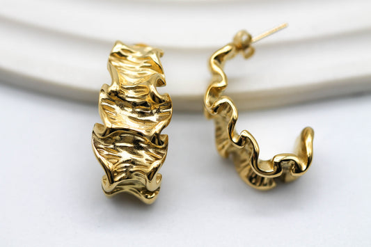 ARETES PLIZADOS 32X15MM; TONO DORADO