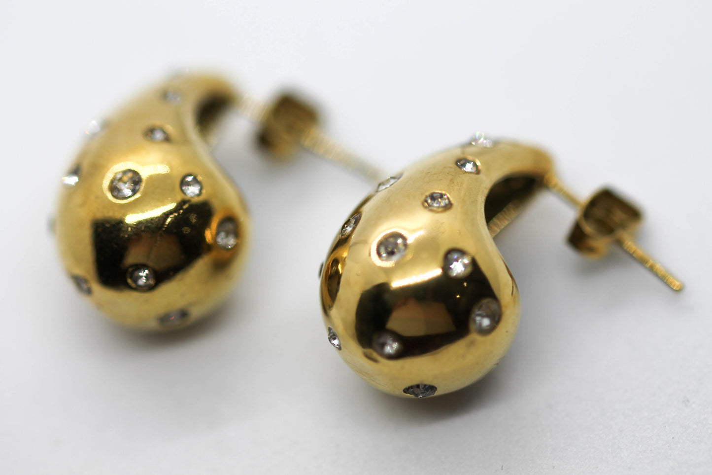 ARETES GOTA BV CON CIRCONIAS HUECA 22MM; TONO DORADO