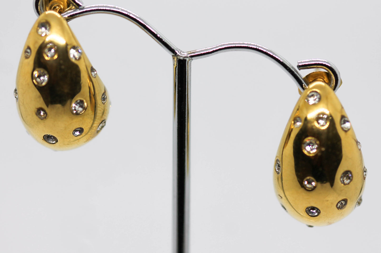ARETES GOTA BV CON CIRCONIAS HUECA 22MM; TONO DORADO