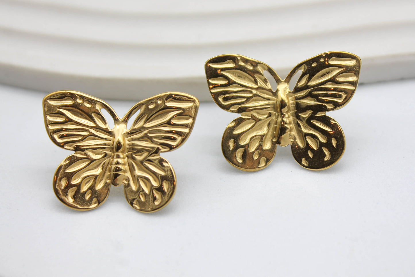 ARETES MARIPOSA 23X30MM; TONO DORADO