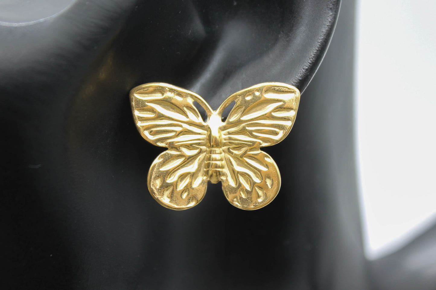 ARETES MARIPOSA 23X30MM; TONO DORADO