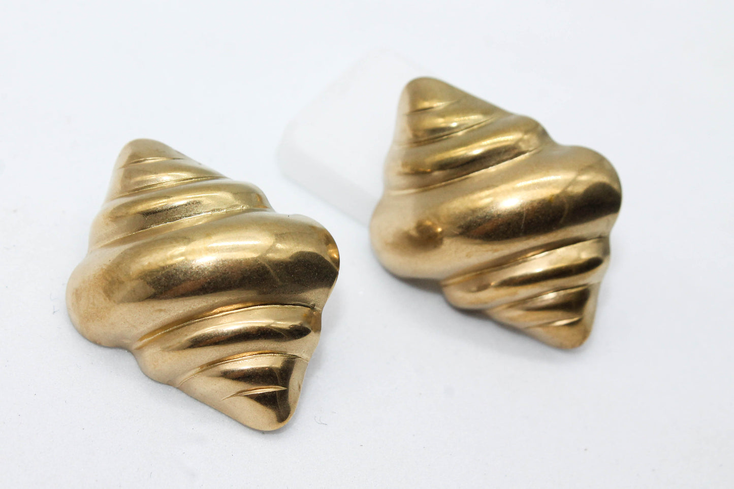 ARETES CONCHA DE MAR HUECA 32MM; TONO DORADO