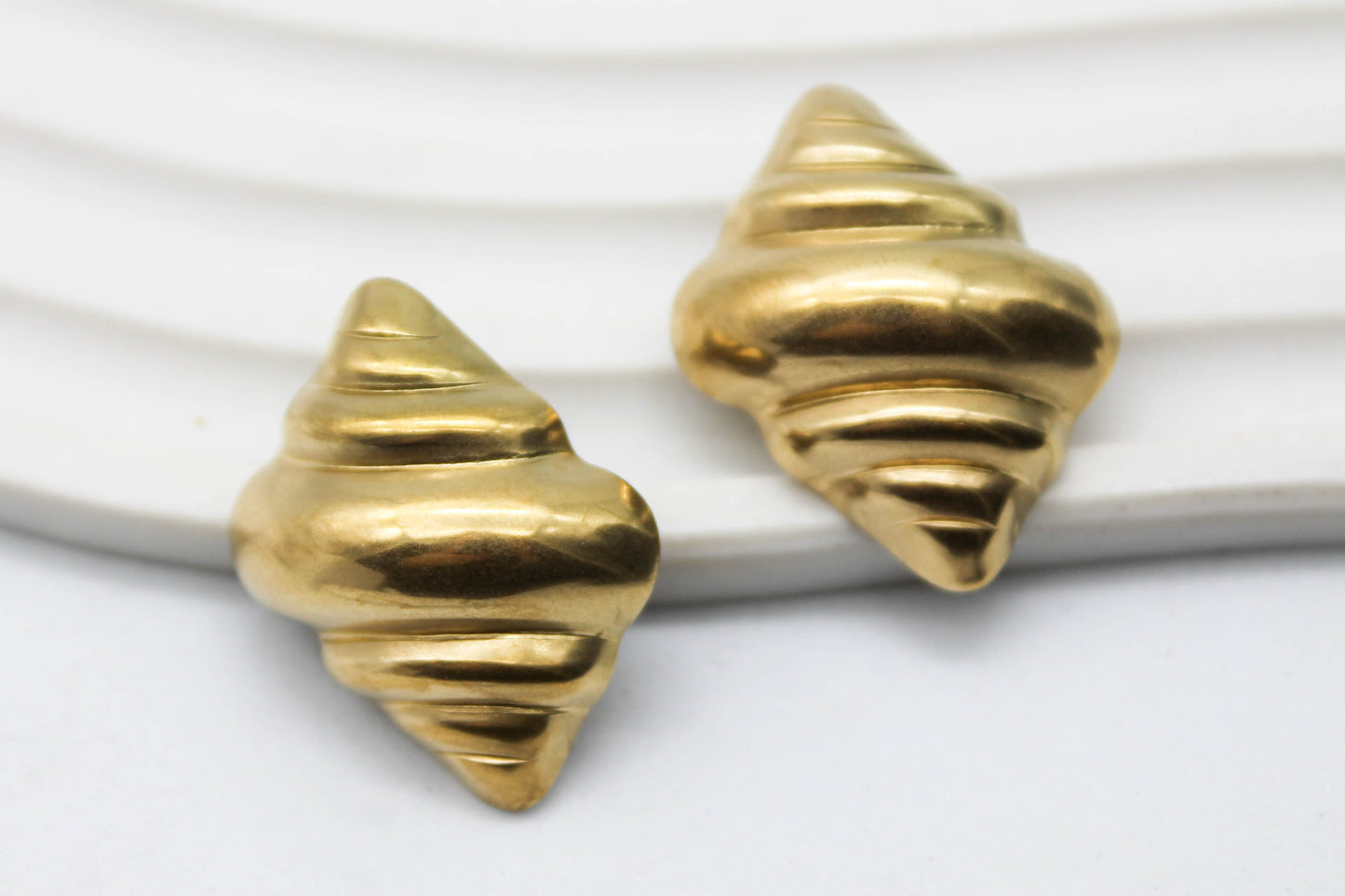 ARETES CONCHA DE MAR HUECA 32MM; TONO DORADO