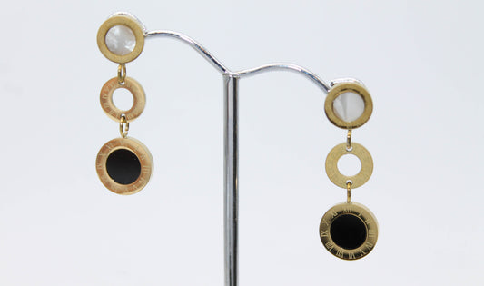 ARETES CIRCULOS # ROMANOS MADRE PERLA Y ONIX 32MM; TONO DORADO