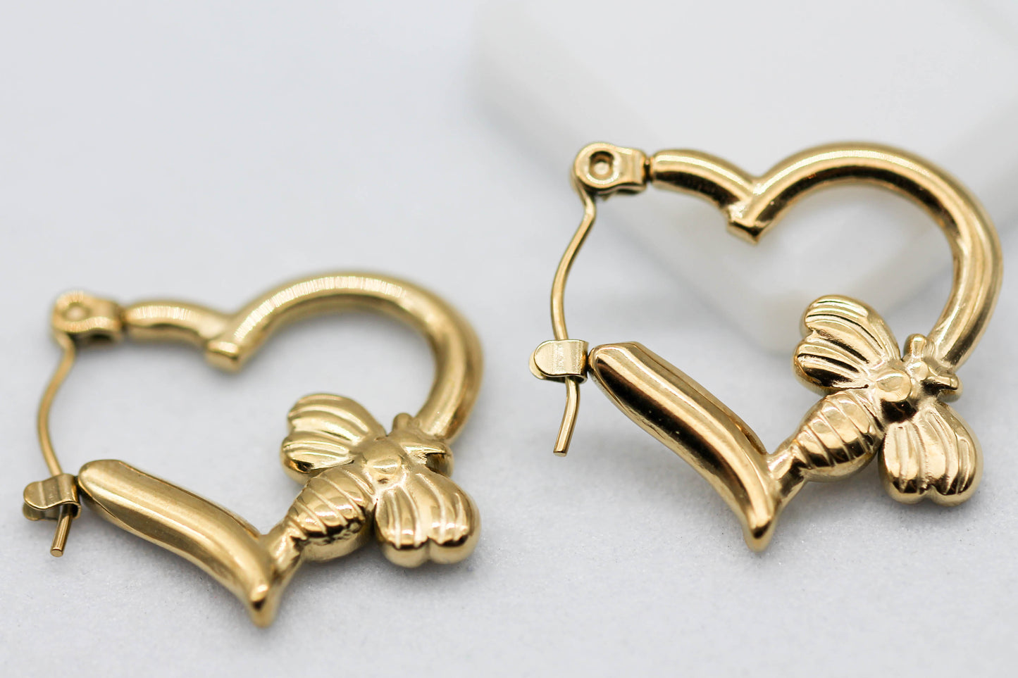 ARRACADAS CORAZON ABEJA  20MM; TONO DORADO