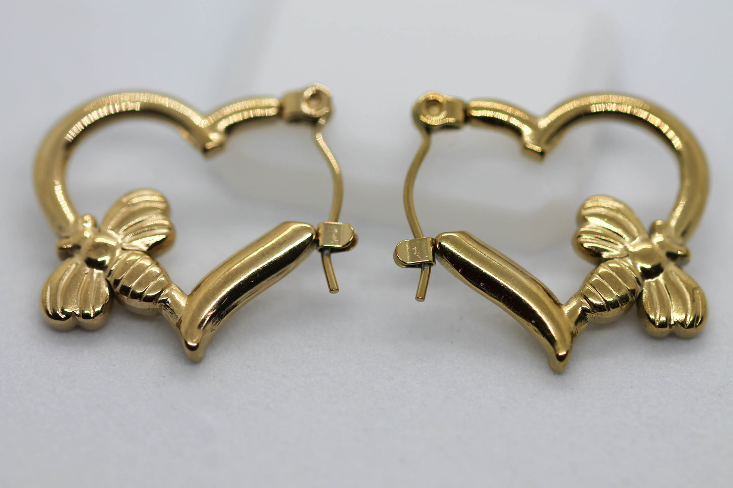 ARRACADAS CORAZON ABEJA  20MM; TONO DORADO