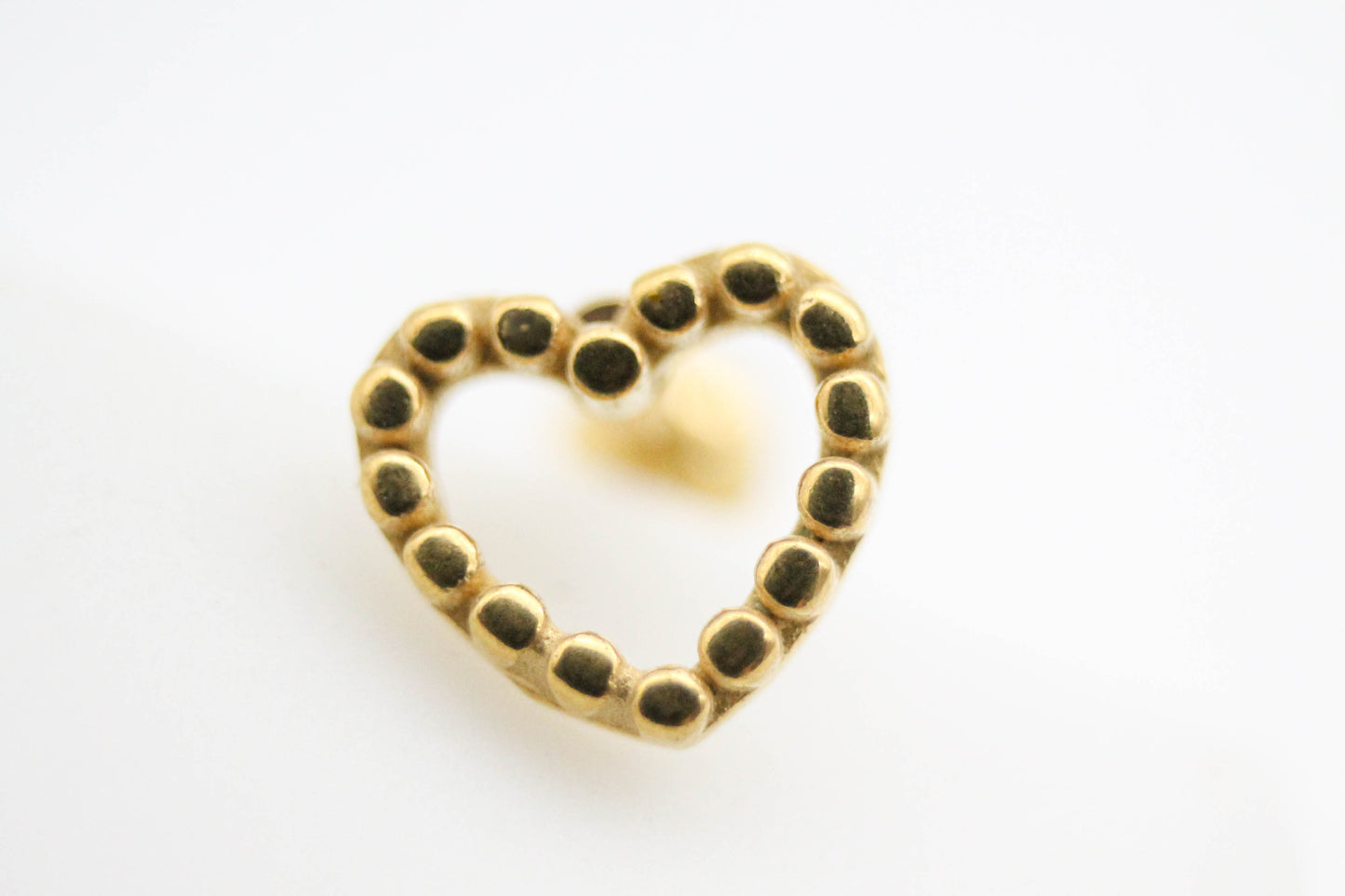 PIERCING DORADO CORAZON EN HUECO CON RELIEVE