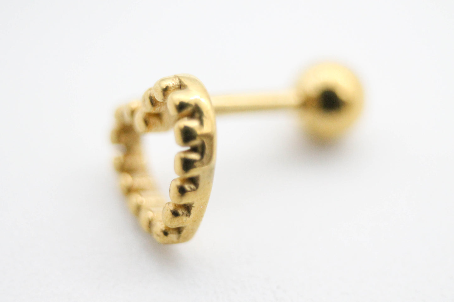 PIERCING DORADO CORAZON EN HUECO CON RELIEVE