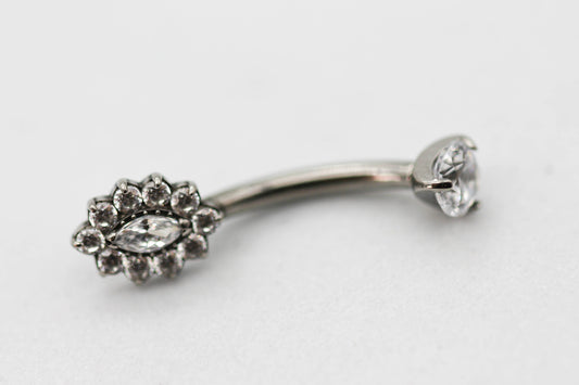 PIERCING OMBLIGO CIRCONIA MONTADA 4MM, FLOR ALARGADA CIRCONIAS; TONO PLATEDO